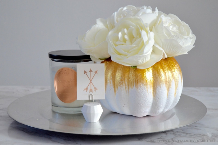 Calabaza de espuma de poliestireno, rosas blancas, hermosa decoración de otoño, ideas e instrucciones