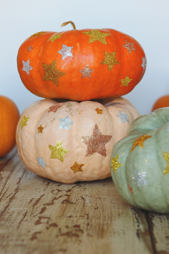 Decorar calabazas, grabar pequeñas estrellas, hermosa decoración de otoño para el jardín, matices otoñales