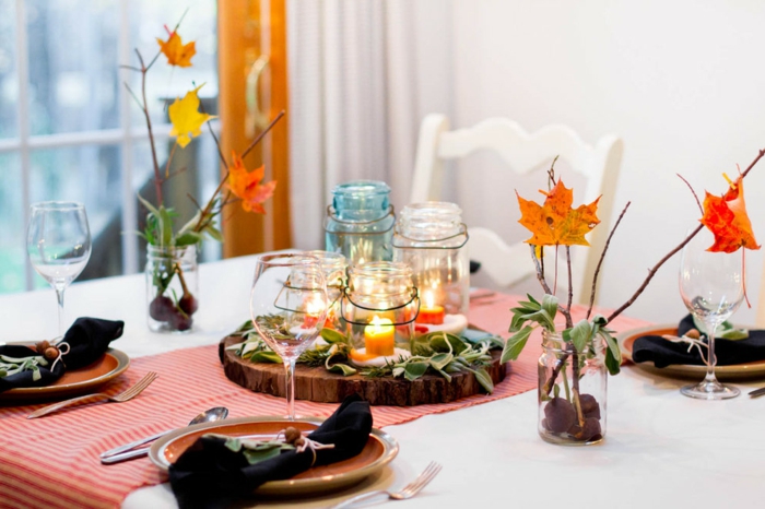סידור השולחן בסתיו, עלי סתיו וערמונים בשימור צנצנות, פנסים קטנים