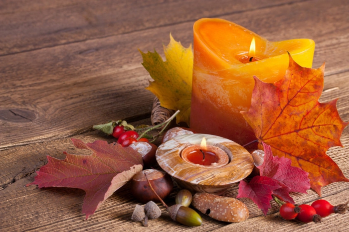 शरद ऋतु में टेबल की व्यवस्था करें, गोलियां, एकॉर्न, शरद ऋतु के पत्ते और पीले-नारंगी मोमबत्ती, शास्त्रीय बारीकियां