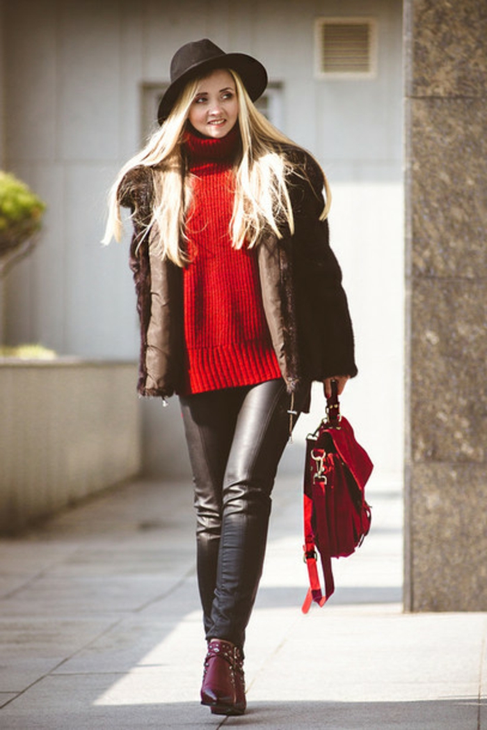 ड्रेस कोड स्मार्ट आकस्मिक लाल बैग लाल स्वेटर टोपी लाल जूते काले जैकेट में चमड़े की पैंट गोरा महिला