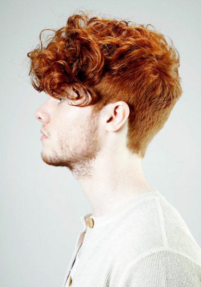 تسريحات الشعر للرجال كبيرة ، رجل الشعر الأحمر ، تجعيد الشعر النمط ، متوسطة طويلة ، شعر مجعد