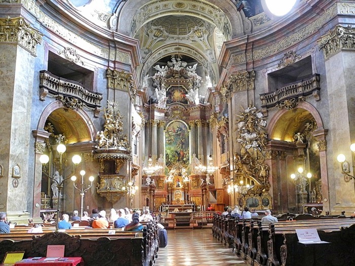 upea barokkiarkkitehtuuri Peterskirche Wienissä Itävallassa