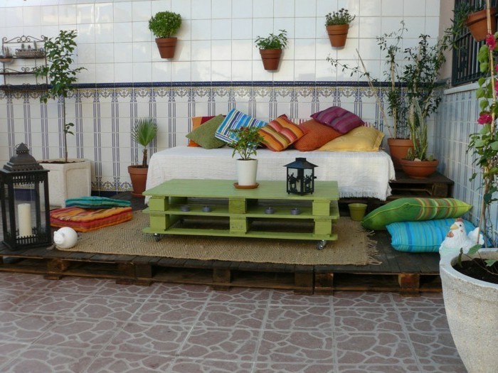 अद्भुत डिजाइन-सोफा-से-यूरो पैलेट-शांत-बगीचे