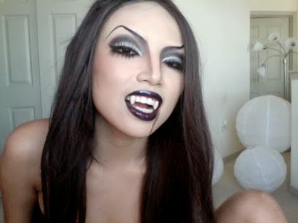 吸血鬼化妆万圣节 - 黑色的嘴唇的年轻女子