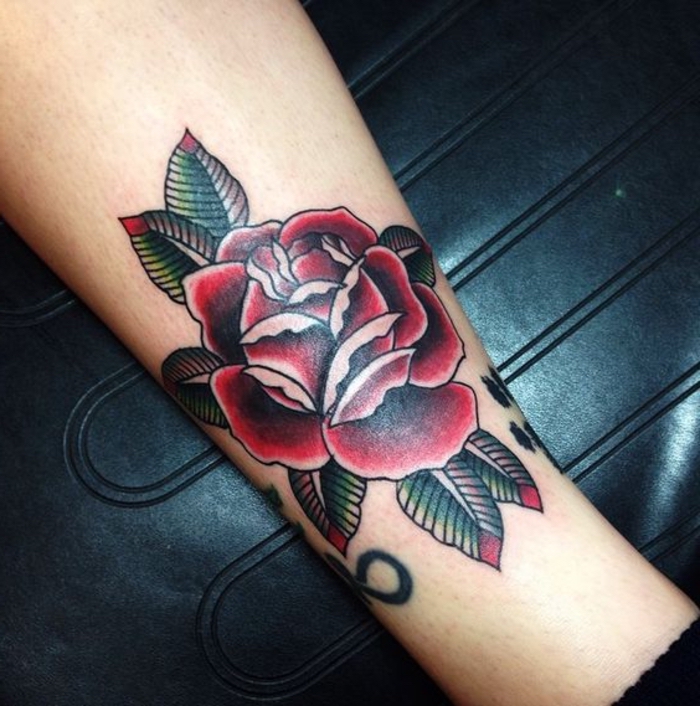 कलाई पर एक टैटू के लिए एक और अच्छा विचार - एक बड़े गुलाब का टैटू - लाल गुलाब और हरा पत्ते