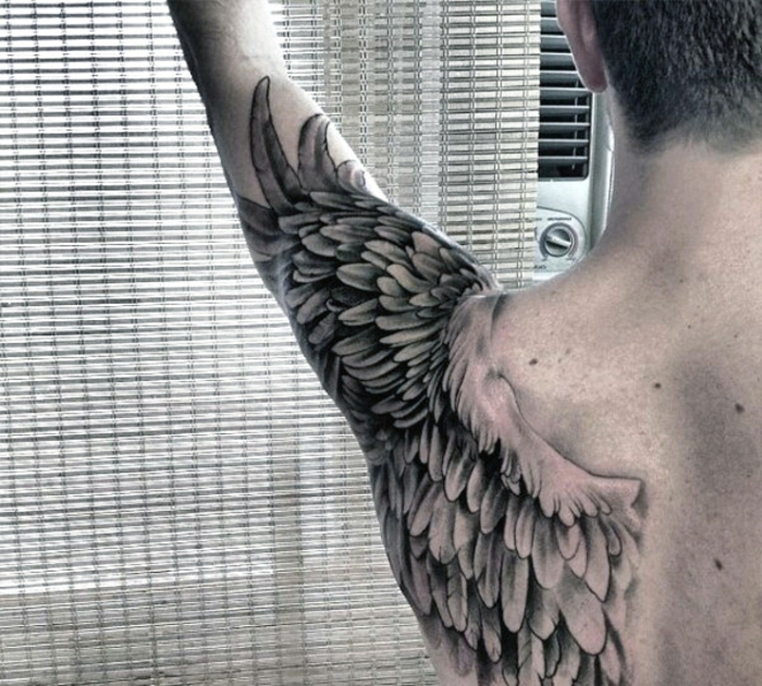 这对于一个长长的羽毛美丽的黑色天使翅膀纹身来说仍然是一个好主意，男人们可能非常喜欢这种纹身