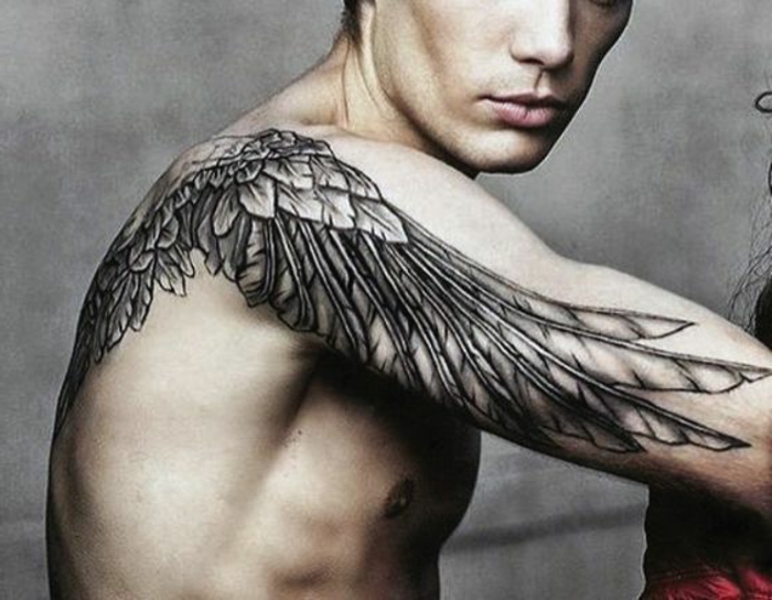 一个非常好的天使翅膀纹身的好主意 - 这里有一个黑天使翅膀的男人