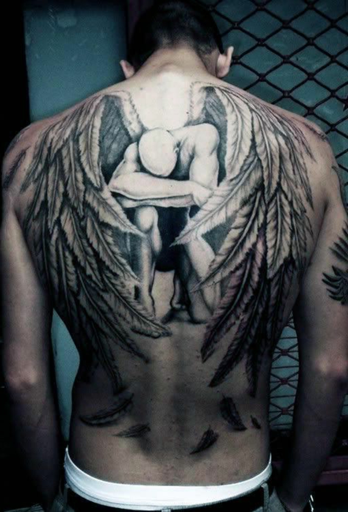 悲伤的，哭泣的天使，长着长长的羽毛的大白色翅膀 - 另一个可爱的天使翅膀纹身的想法，这些人真的很喜欢