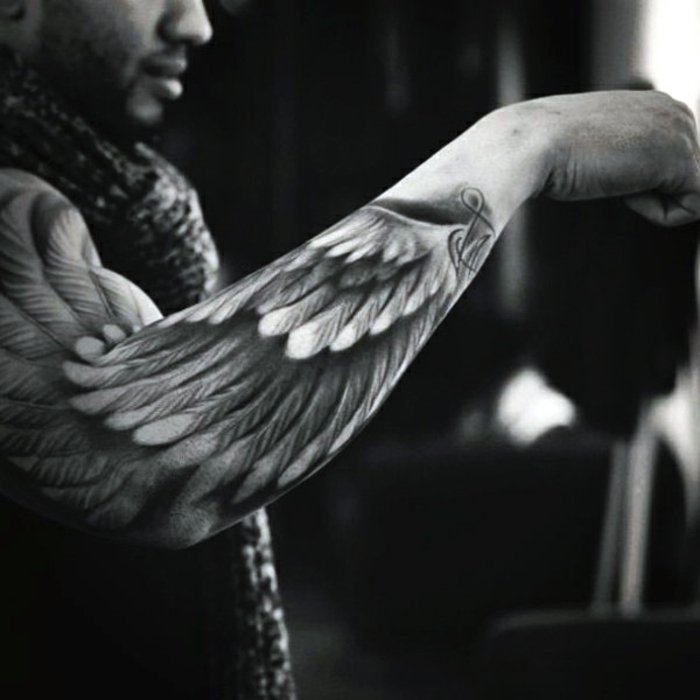 另一个有着美丽的黑色纹身的男人 - 这里是天使与白色羽毛天使翅膀的纹身