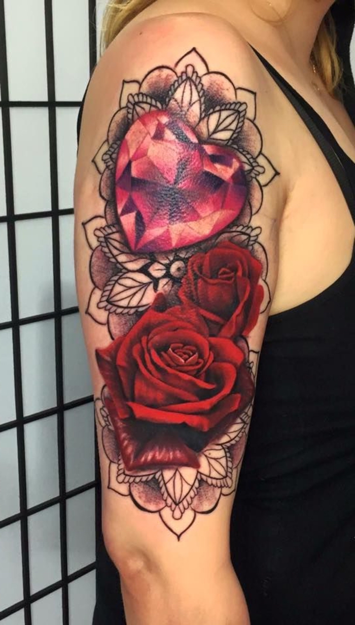 Μια ιδέα για το τατουάζ στον ώμο - Δύο μεγάλα κόκκινα τριαντάφυλλα και μια καρδιά - τατουάζ για τη γυναίκα