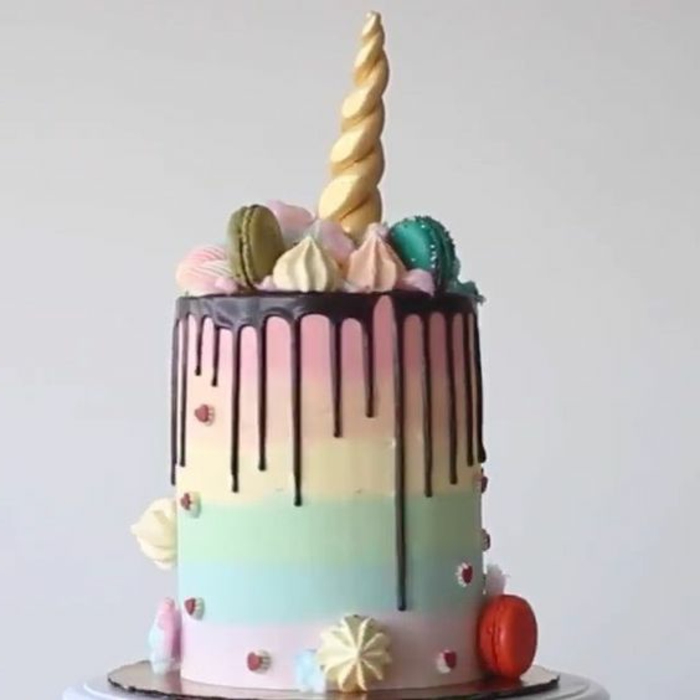 Voici une tarte de licorne colorée avec un cor