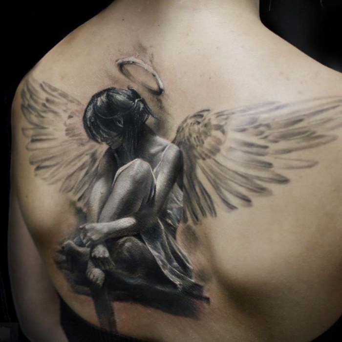 这里我们向你展示一个黑色纹身的想法 - 这是一个纹身天使 - 一个天使翅膀的小天使