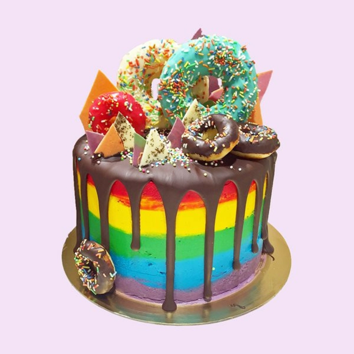 הנה עוגה בצבע הקשת
