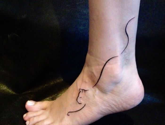 一条腿，一只脚跟，一只黑猫 - 一种猫纹身的想法