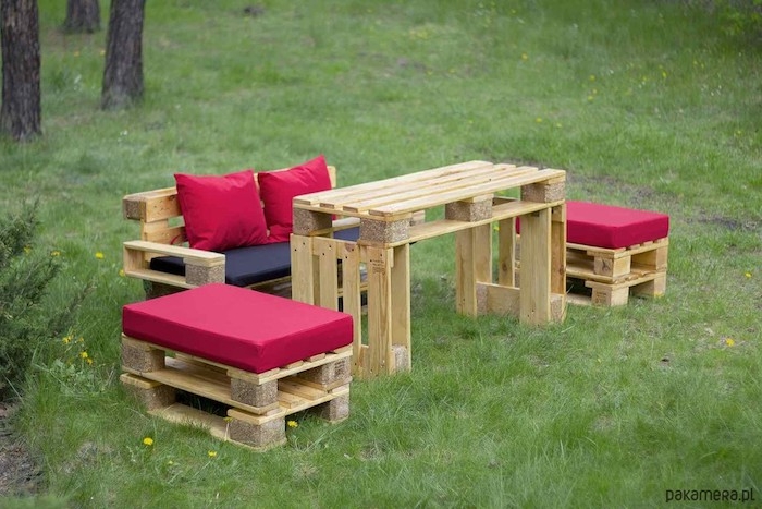 egy asztal, két kis székek, hilzből és egy kerti pad az eurpalettákból és vörös párnákkal