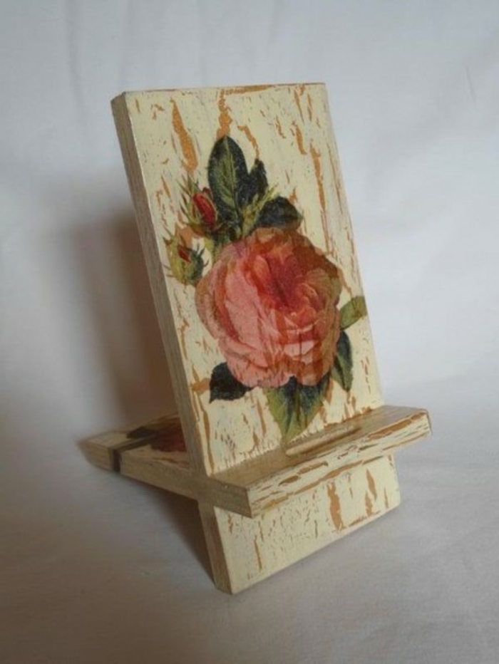 यहां हम आपको लकड़ी पर नैपकिन प्रौद्योगिकी के लिए एक विचार दिखाते हैं - लाल गुलाब के साथ एक नैपकिन