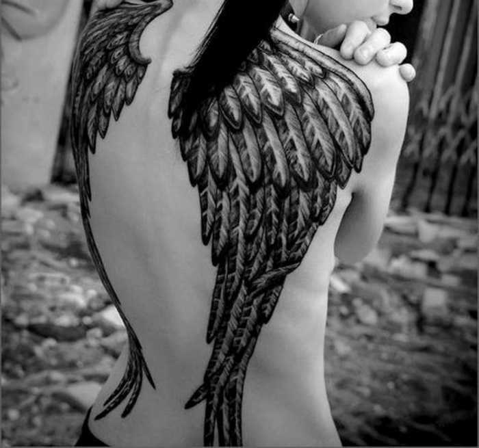 天使的翅膀纹身回来 - 天使长长的羽毛纹身的想法