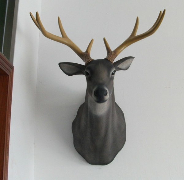 modelo original de la cornamenta de los ciervos en la pared blanca