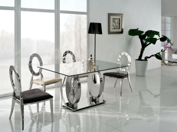 hautes tables et chaises en verre élégantes