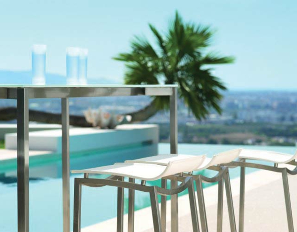 table haute-avec-chaises-a-palm-next-to-nice-photo