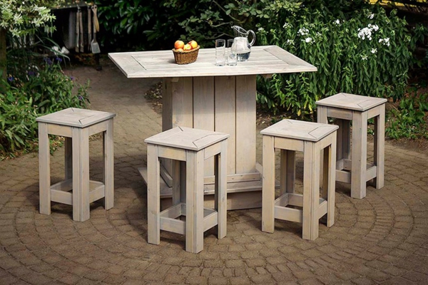 haute table-chaises-dans-le-jardin-structure en bois