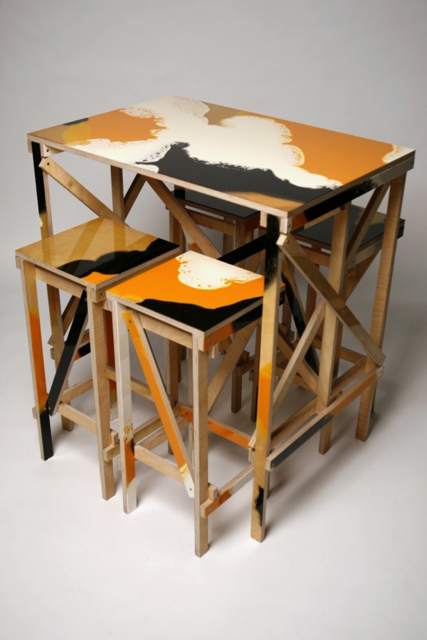 nagy asztal-with-szék-narancs-fekete-háttér