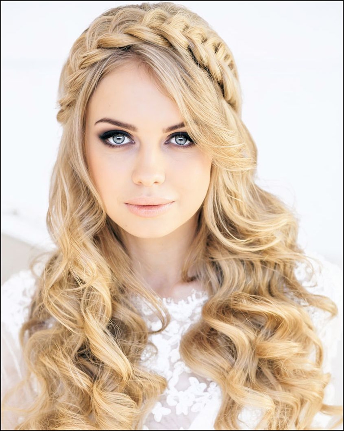 блондинка дълго къдрава коса плетене като венец прости сватбени прически
