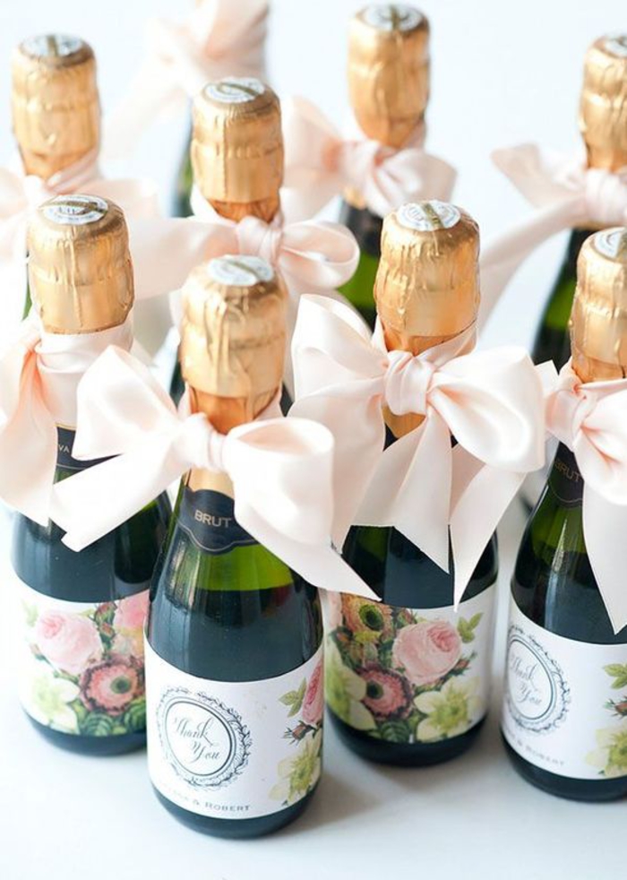 парти французи, бутилки шампанско с мехурчета, цветя, сметана, сватба
