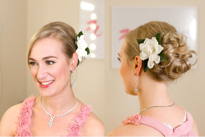 απλό και γρήγορο χτένισμα για γάμο με λευκό λουλούδι, ροζ φόρεμα