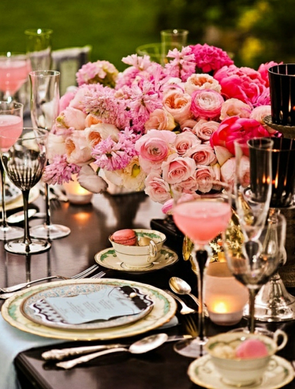 rosas en la mesa de la boda de color rosa-joyas