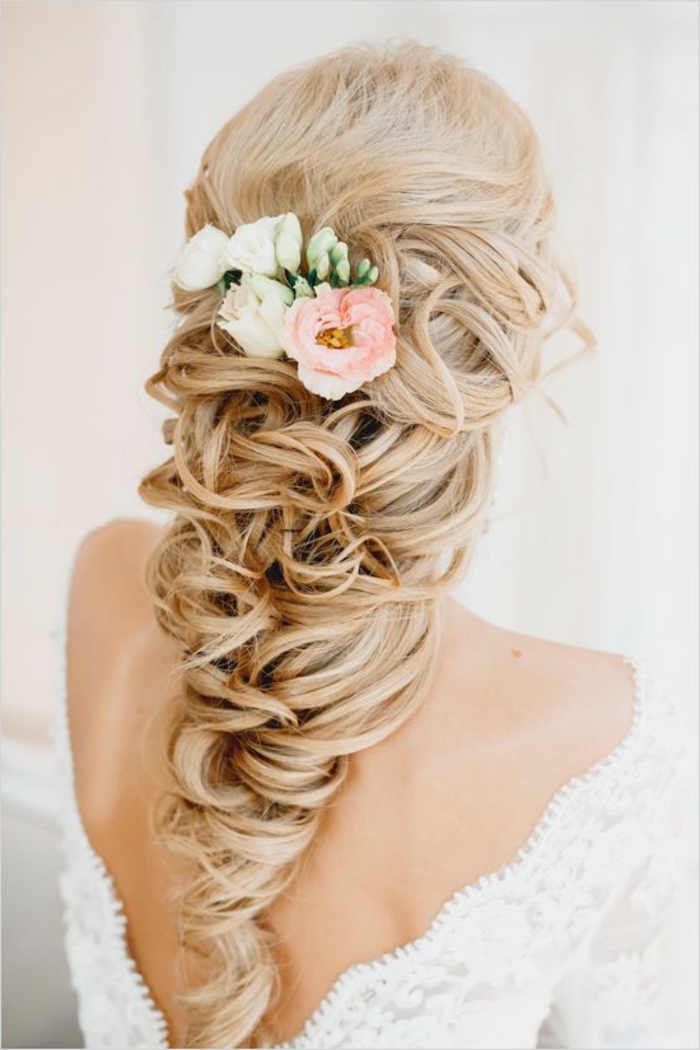 γάμο χτενίσματα-για-μακριά μαλλιά-λουλούδια-in-the-μαλλιά-κολλήσει