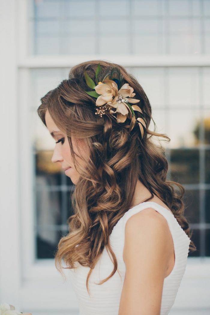 γάμο χτενίσματα-για-μακριά μαλλιά-ενδιαφέρουσα-δέλεαρ-και-λουλούδια-in-the-μαλλιά