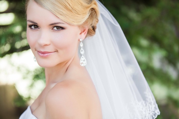 mariage maquillage subtilement souriante-femme mariée avec-diamant-oreilles-beige-nuances-the-eye shadow