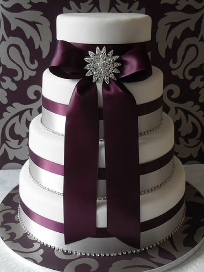 婚礼蛋糕，在紫色，有吸引力的设计