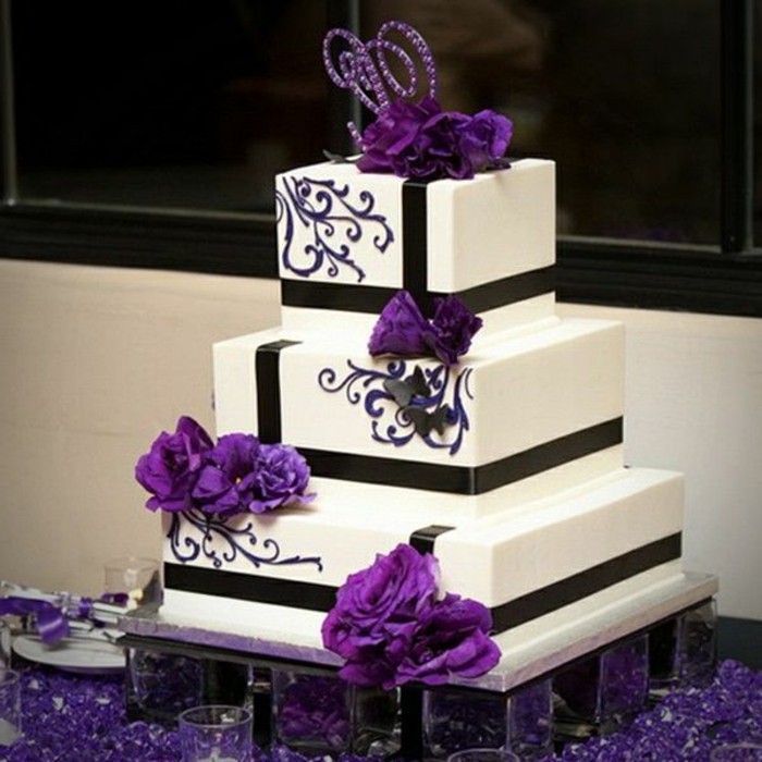 étages de gâteau de mariage en violet-trois