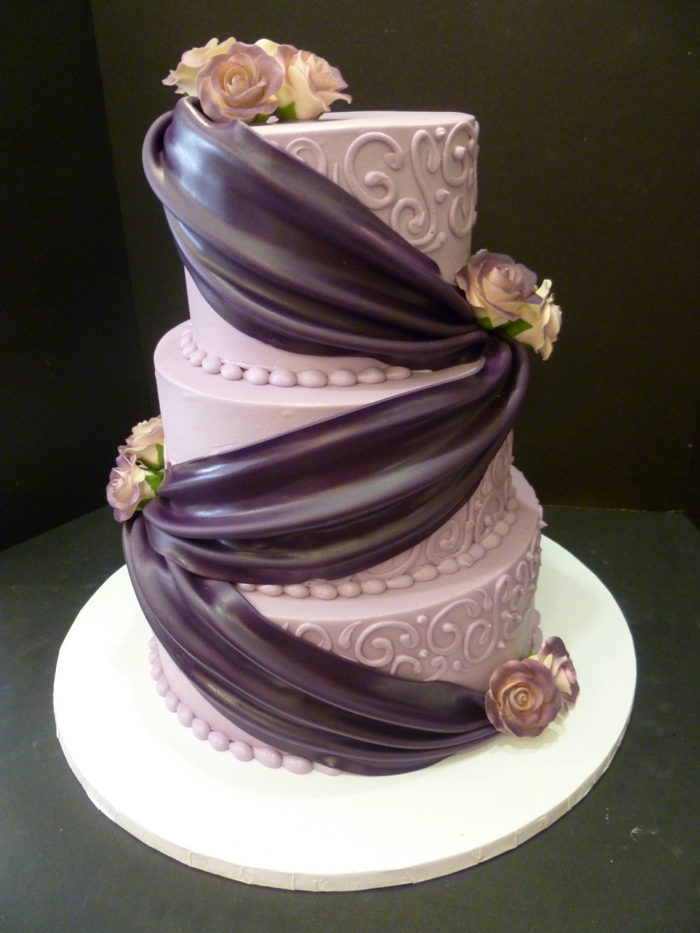婚礼蛋糕，在紫色的三枝