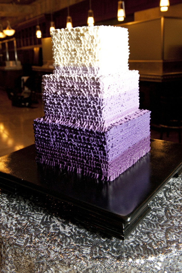 婚礼蛋糕，在紫色 - 一个实时的壮举