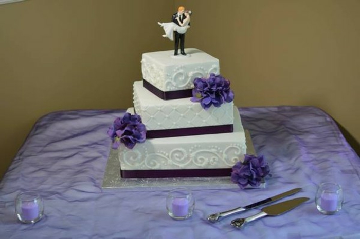 γαμήλια τούρτα-in-μωβ-φορά-μοντέλο