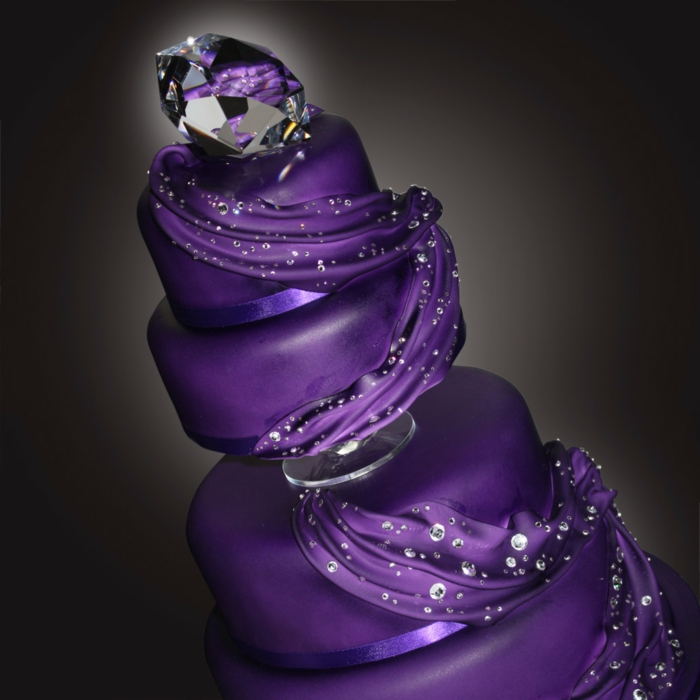 婚礼蛋糕，在紫色背景，在黑色