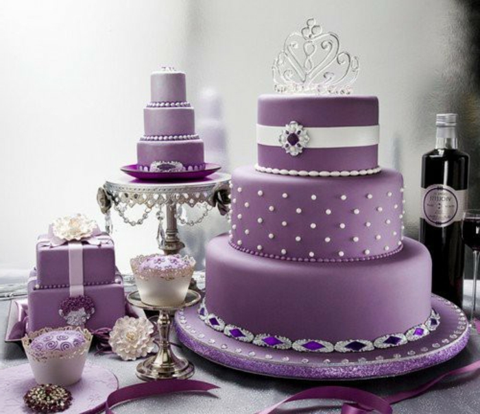 婚礼蛋糕，在紫色，有趣的，看看