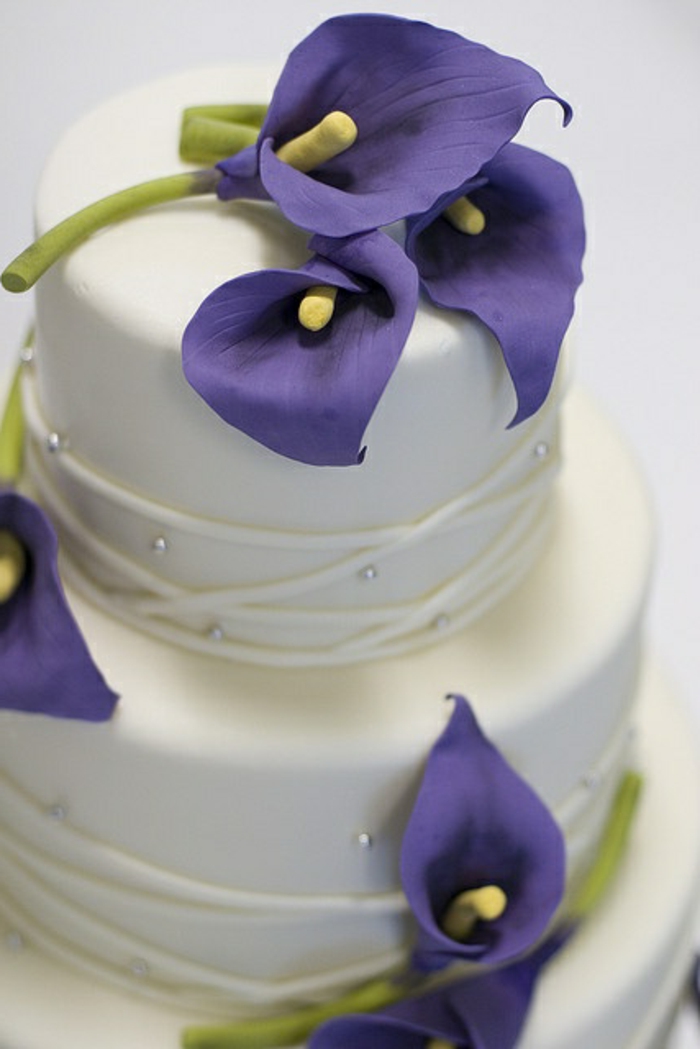 γαμήλια τούρτα-in-μωβ-ενδιαφέρον-μοντέλο-όμορφα-λουλούδια