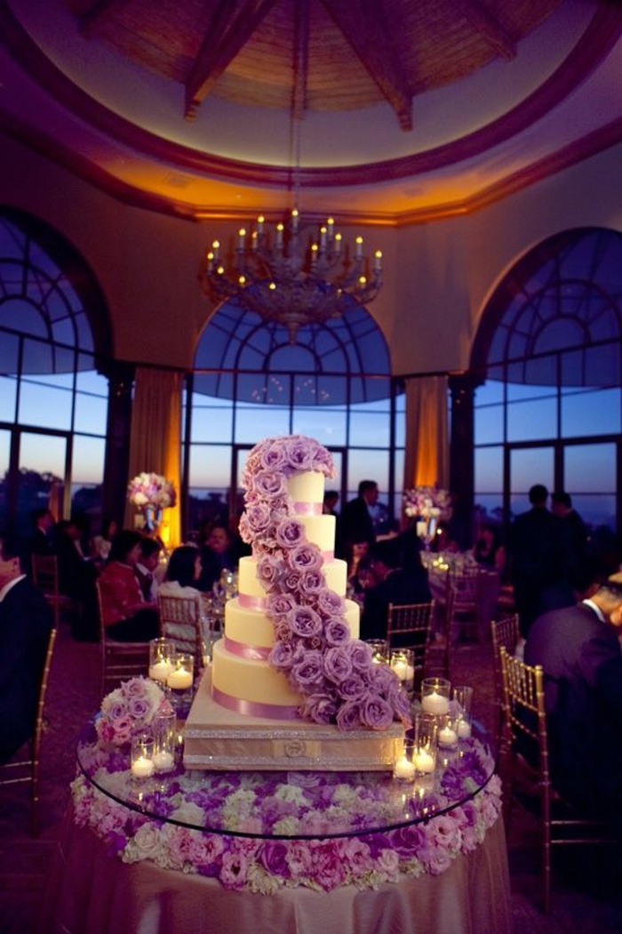 婚礼蛋糕，在紫色，有趣，漂亮的模型