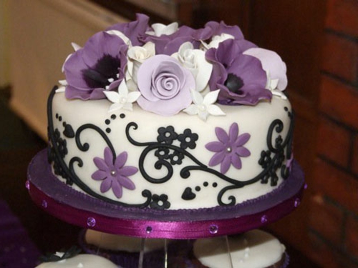 婚礼蛋糕，在紫色的小模型
