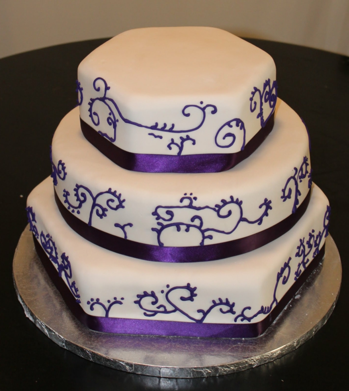 婚礼蛋糕，在紫色的现代设计