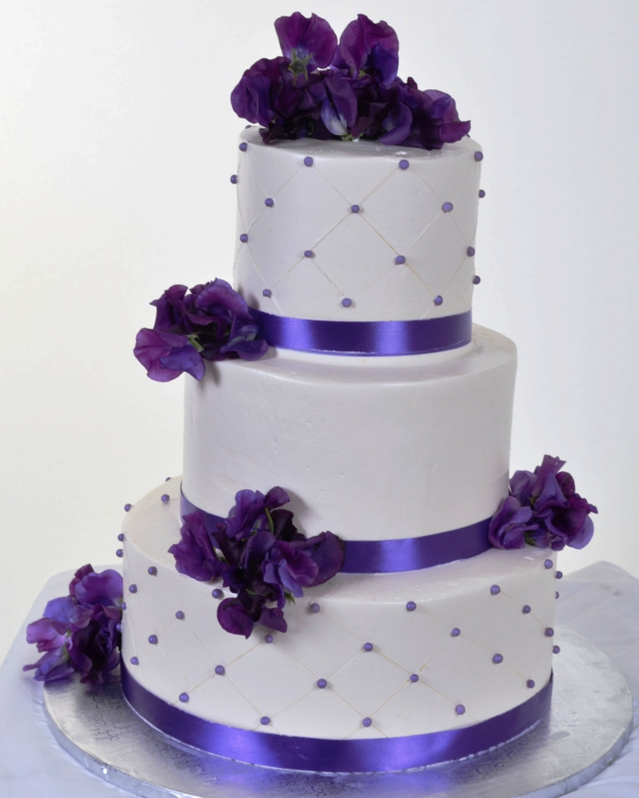 婚礼蛋糕，在紫色看起来非常-modern-
