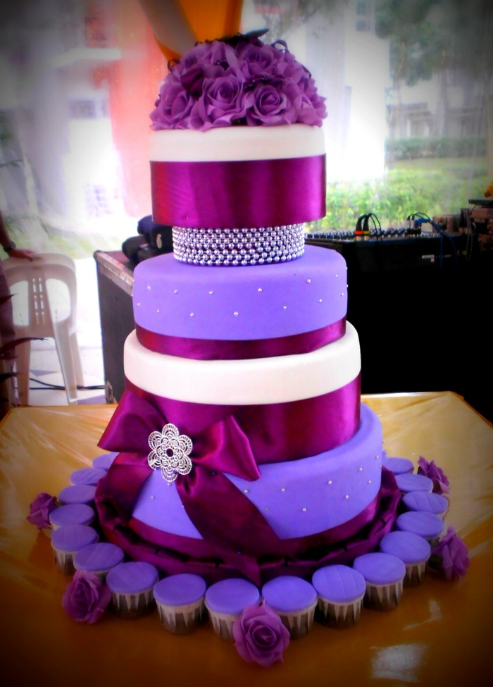 婚礼蛋糕，在紫色的超现代的期待