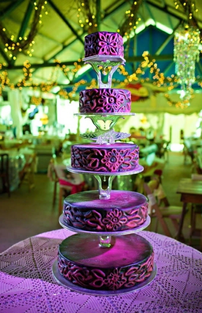 婚礼蛋糕，在紫色超漂亮的设计