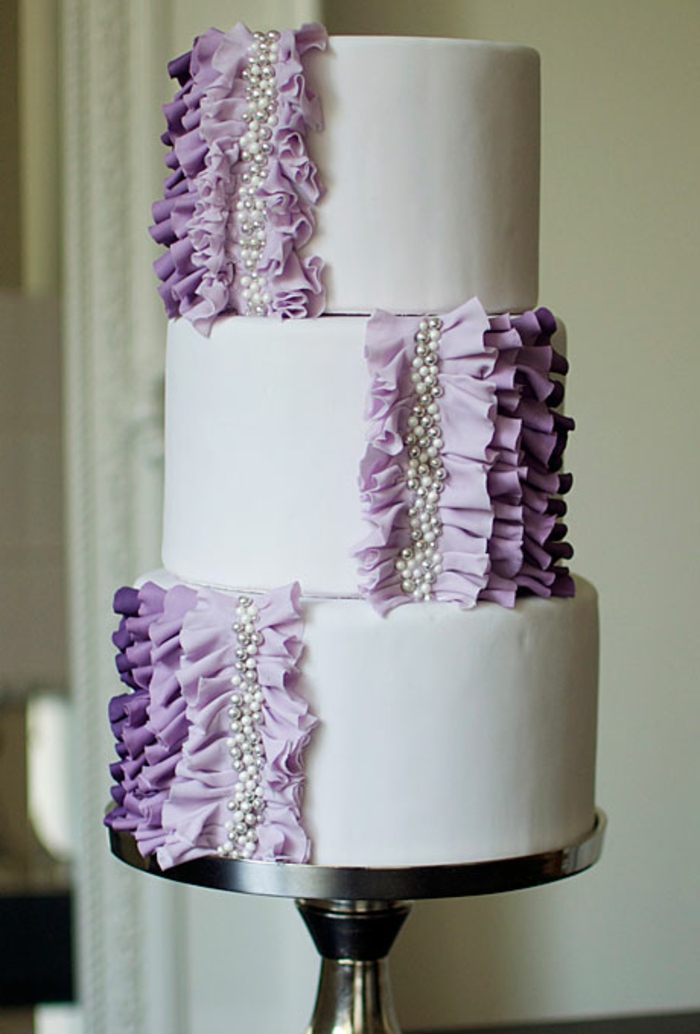 婚礼蛋糕，在紫色超漂亮的模型