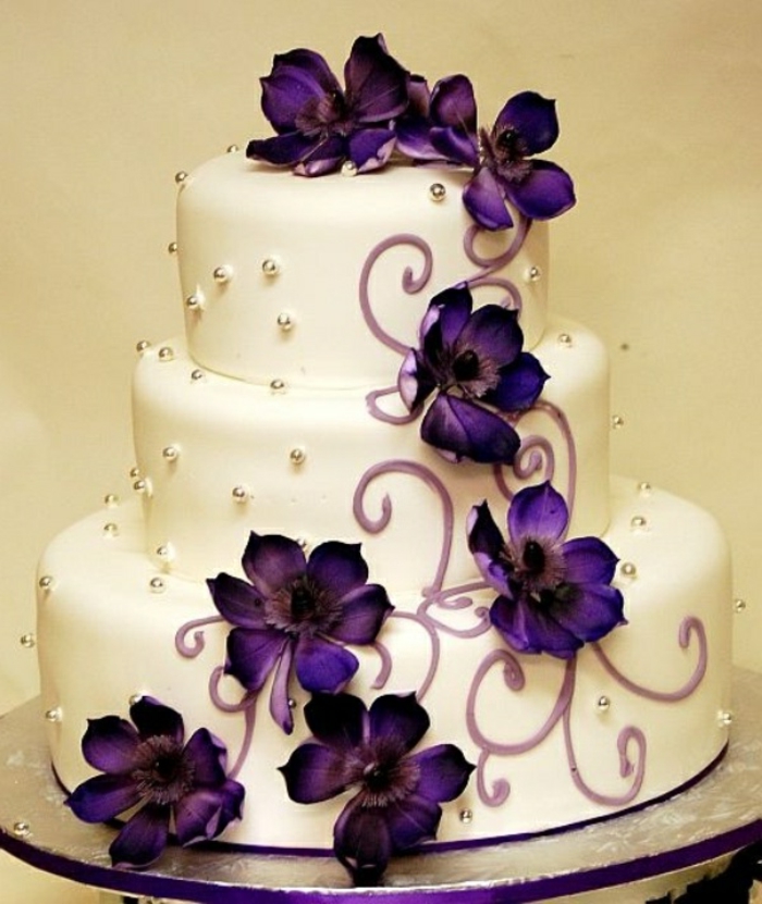 婚礼蛋糕，在紫色，美丽，鲜花